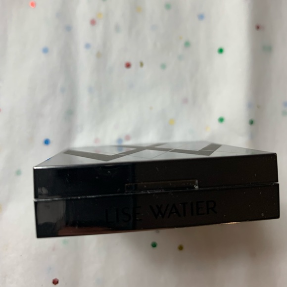 Lise Watier Eyeshadow and Dermablend illuminating banana powder - Picture 2 of 5